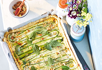 Zucchini-Ziegenkäse-Tarte mit Rosinen und Zimt Foto: © Janne Peters