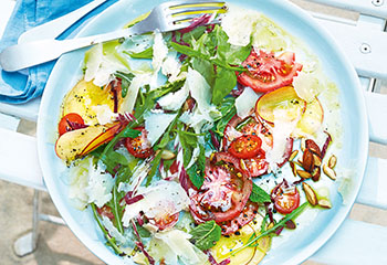 Kräuter-Radicchio-Salat mit Nektarinen, Tomaten und Manchego Foto: © Janne Peters