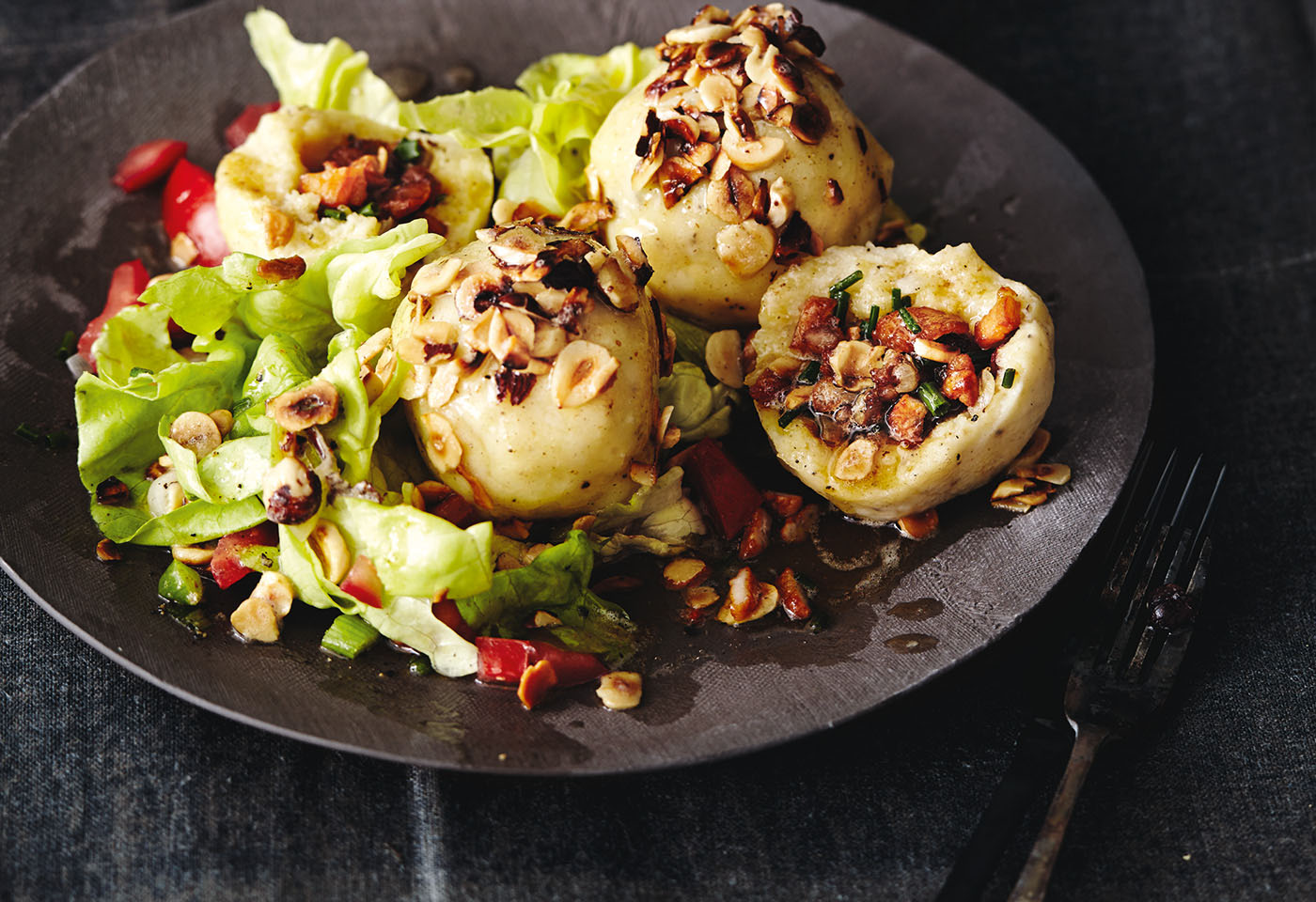 Grammelknödeln mit Nüssen und Salat | Frisch Gekocht