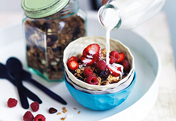 Geröstetes Zimt-Körner-Müsli mit Cranberrys und Kokosnuss Foto: © William Meppem 