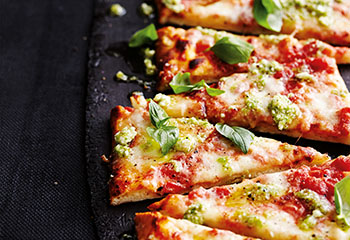 Pizza Magherita mit Jungzwiebel-Pesto Foto: © Thorsten Suedfels