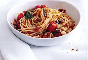 Spaghetti mit Tomatensauce und Knoblauch-Fenchel-Bröseln Foto: © Thorsten Suedfels