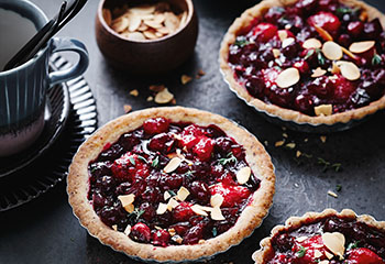 Cranberry-Himbeer-Tartelettes mit Thymian Foto: © Janne Peters