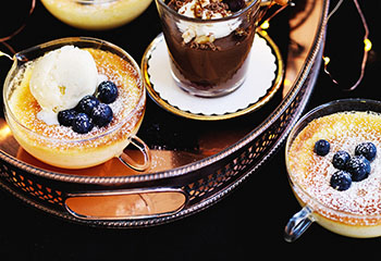 Zitronenkuchen mit Vanilleeis und Heidelbeeren Foto: © Ben Dearnley