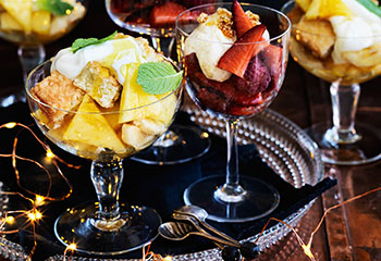 Kokos-Ananas-Joghurt-Trifle mit Limettensirup Foto: © Ben Dearnley