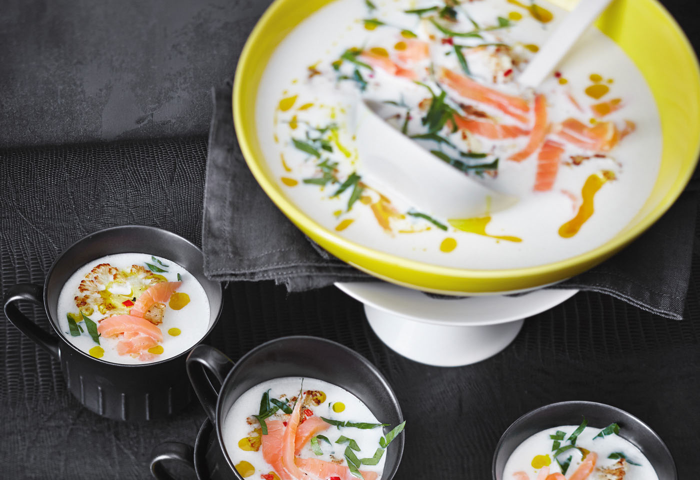 Karfiolcremesuppe mit Wildkräuterblüten-Lachs und Curryöl | Frisch Gekocht