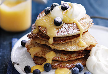 Grieß-Pancakes mit Zitronencreme und Heidelbeeren Foto: © Ben Dearnley