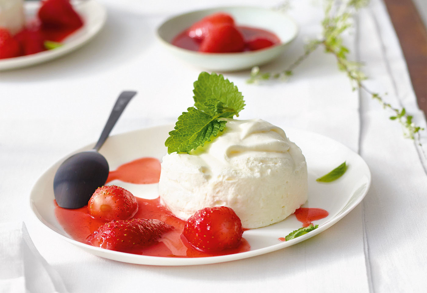 Buttermilch-Mousse mit geschmorten Erdbeeren | Frisch Gekocht