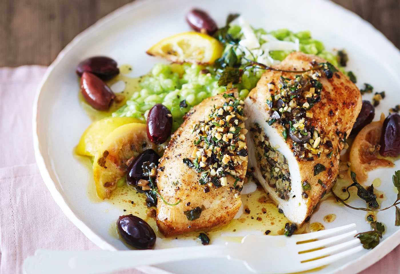 Hühnerfilets mit Olivenfüllung auf Erbsenrisotto | Frisch Gekocht