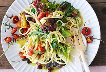 Linguine-Oliven-Salat mit Ofentomaten Foto: © Janne Peters