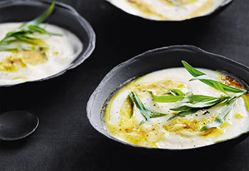 Karfiol-Kokos-Suppe mit Currybutter Foto: © Thorsten Suedfels