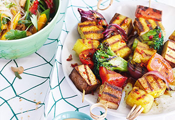 Tofu-Gemüse-Spieße mit Erdnussdip und Glasnudelsalat Foto: © Janne Peters