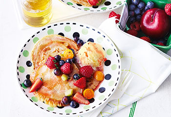 Vegane Pancakes mit Obstsalat und Vanilleeis Foto: © Janne Peters