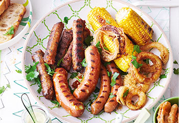 Veganer Grillteller mit Zwiebelringen, Ketchup, Kräuterbutter und Mayonnaise Foto: © Janne Peters