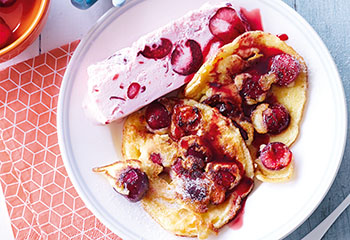 Kirsch-Pancakes mit Kirscheis und -sirup Foto: © Janne Peters