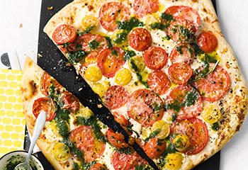 Pizza mit gemischten Tomaten und Basilikumöl Foto: © Wolfgang Schardt