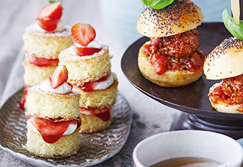 Mini-Sponge-Cakes mit Erdbeeren Foto: © Janne Peters