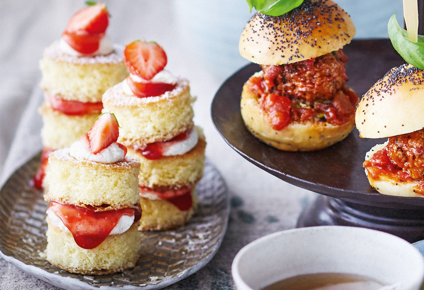 Mini Sponge Cakes Mit Erdbeeren Frisch Gekocht