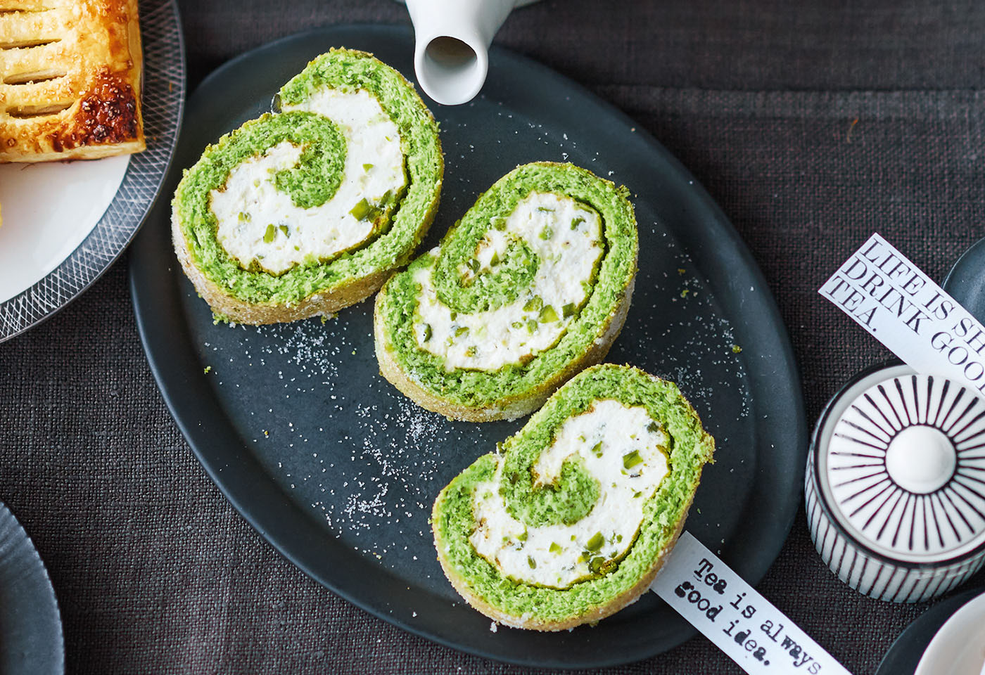 Pistazien-Biskuitrolle mit Topfencreme | Frisch Gekocht