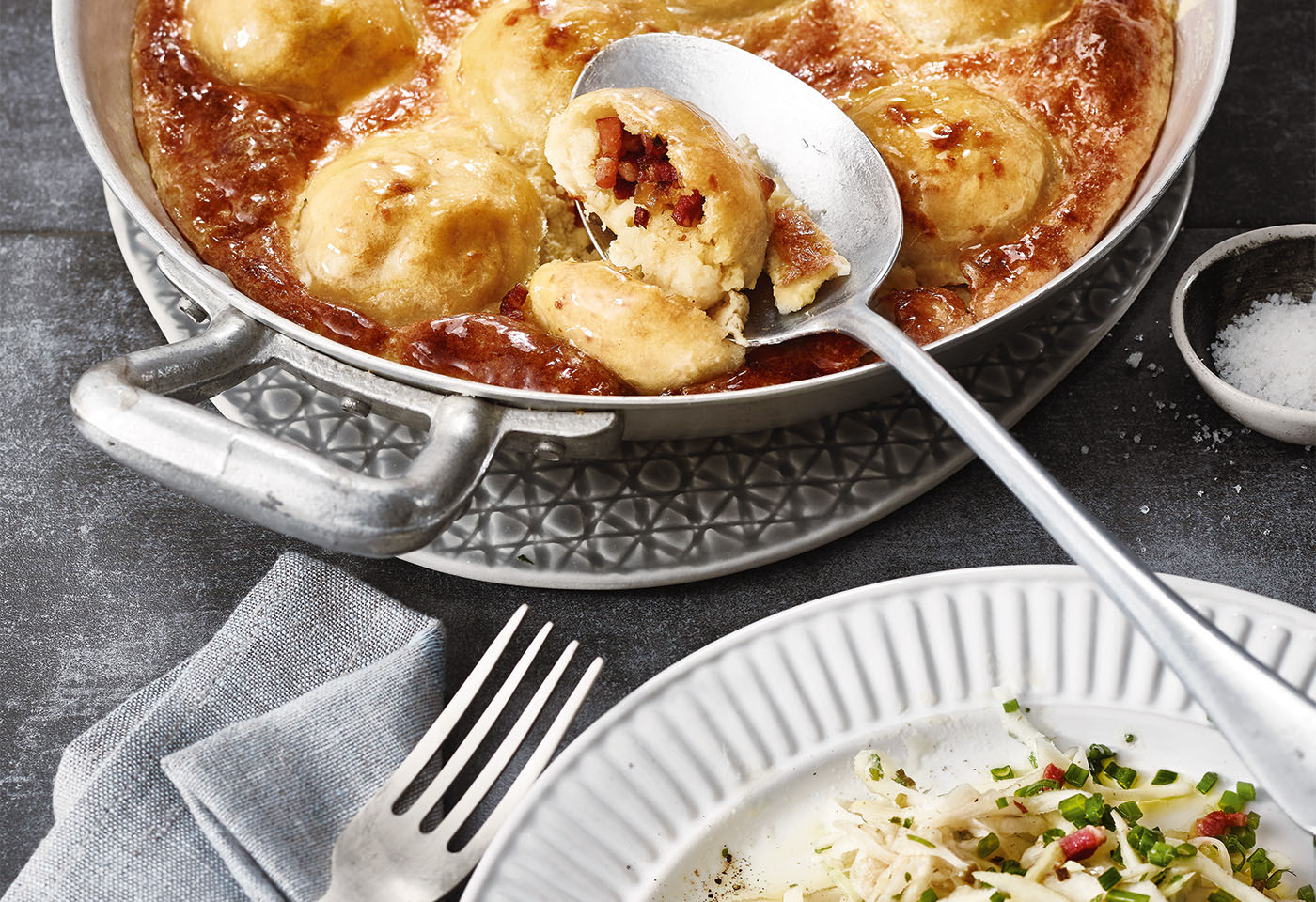 Gebackene Speckknödel mit pikantem Krautsalat | Frisch Gekocht