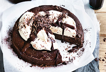Rotwein-Schokolade-Kuchen mit Crème fraîche Foto: © Ben Dearnley