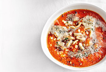 Tomatensuppe mit Bulgur, Quinoa und Minzebutter Foto: © Thorsten Suedfels