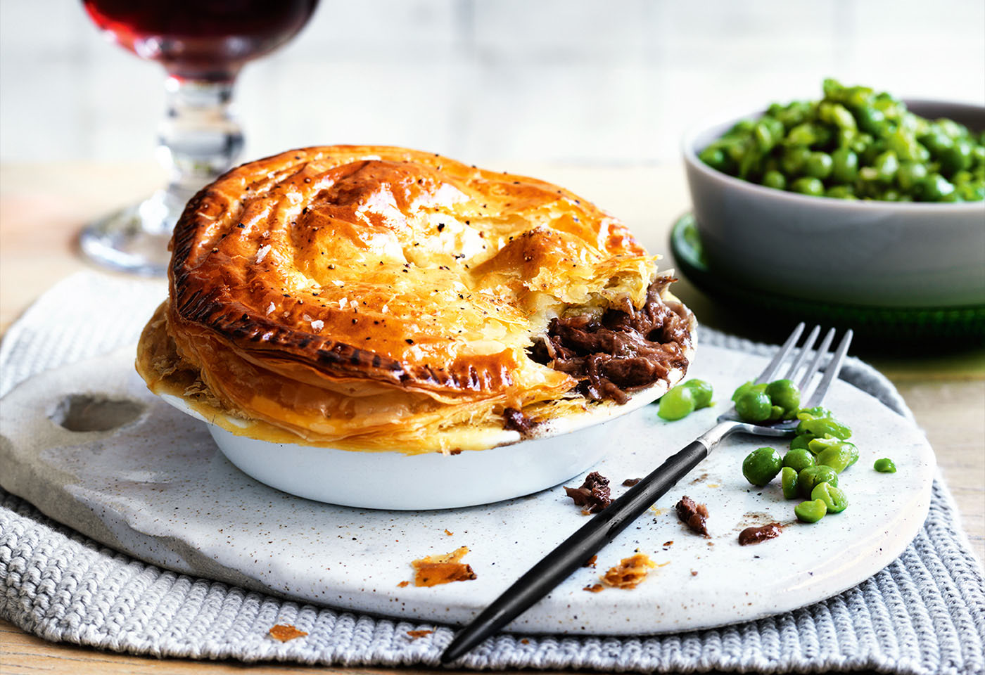 Pies gefüllt mit Pilzen und in Rotwein geschmortem Rindfleisch | Frisch ...