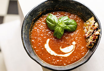 Tomatensuppe mit Parmesan-Speck-Chips Foto: © Michael Reidinger