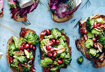 Brote mit Brokkoli, Granatapfel und Mandeln Foto: © Thorsten Suedfels