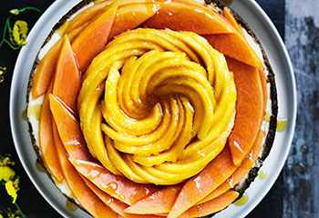 Papaya-Mango-Torte mit Joghurt-Ricotta-Füllung Foto: © William Meppem