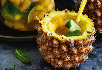 Ananas-Bowle mit Mango, Litschis und Ingwer Foto: © William Meppem