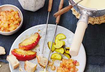 Käsefondue mit Zucchinigemüse, Ananasrelish und Weinbrandäpfeln Foto: © Monika Schürle