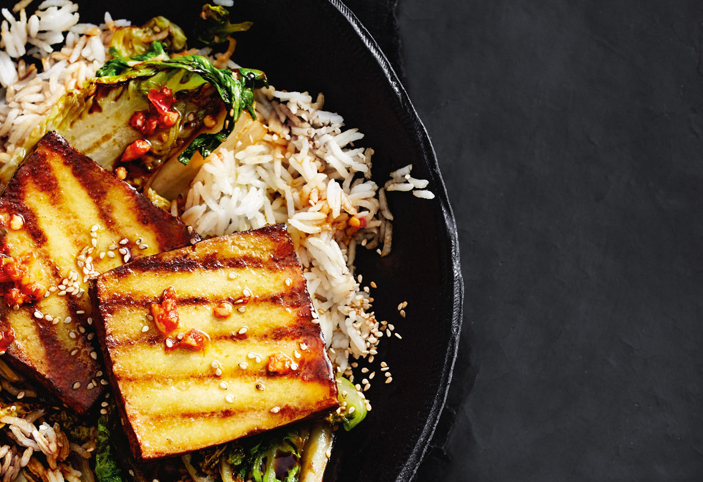 Geraucherter Tofu Mit Reis Und Gebratenem Salat Frisch Gekocht