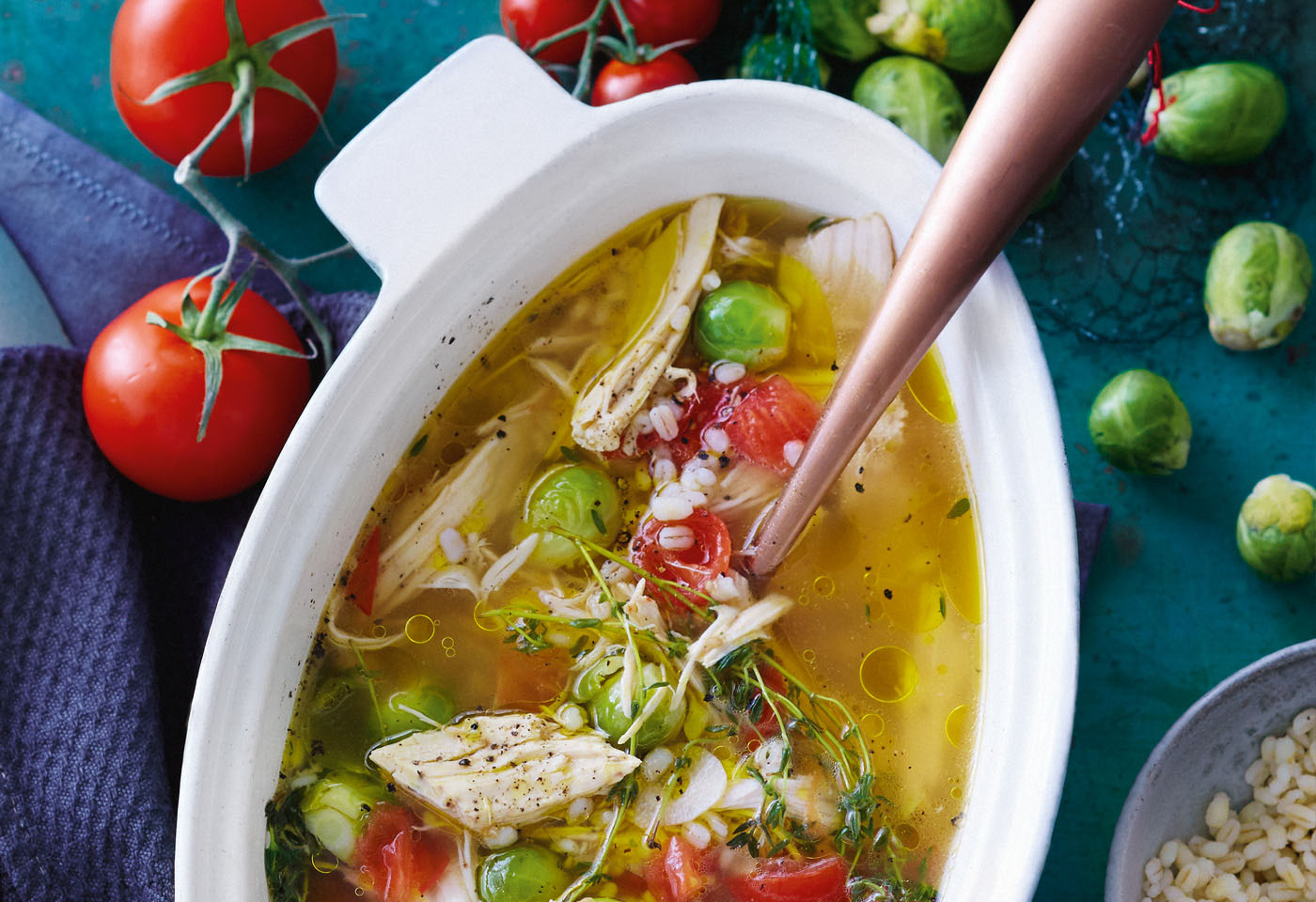 Hühnersuppe mit Tomaten, Kohlsprossen und Rollgerste