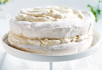 Meringue-Torte mit Rahmmousse Foto: © William Meppem