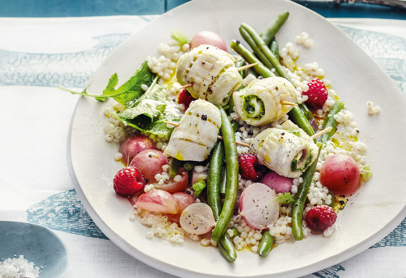 Schollenröllchen mit Rollgerste, Radieschen, Fisolen und Himbeeren ...