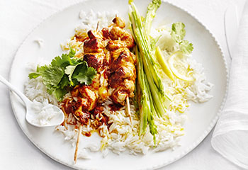 Hühnerspieße mit Spargel und Reis Foto: © Thorsten Suedfels