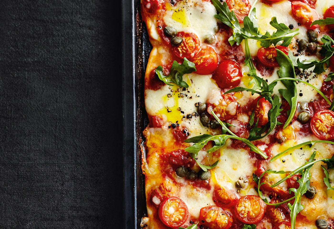 Tomatenpizza mit Kapern und Rucola | Frisch Gekocht