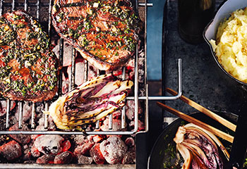 Kräuter-Rib-Steak mit Radicchio und Knoblauch-Erdäpfelpüree