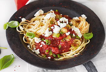 Spaghetti mit Ziegenkäse und Tomatensalsa Foto: © Wolfgang Schardt