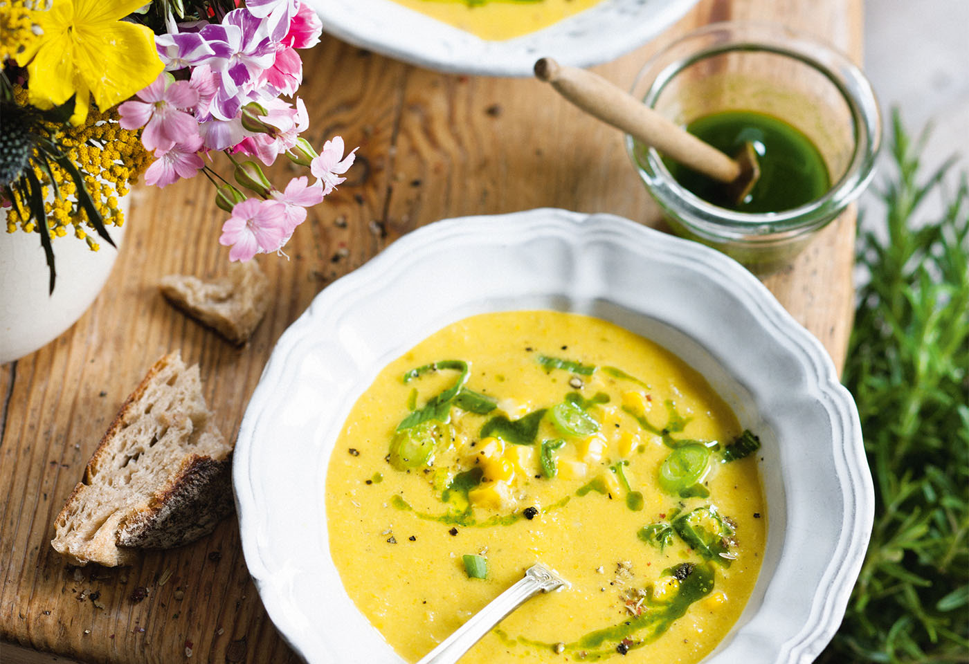Paprika-Mais-Suppe mit Petersilienöl Foto: © Wolfgang Schardt