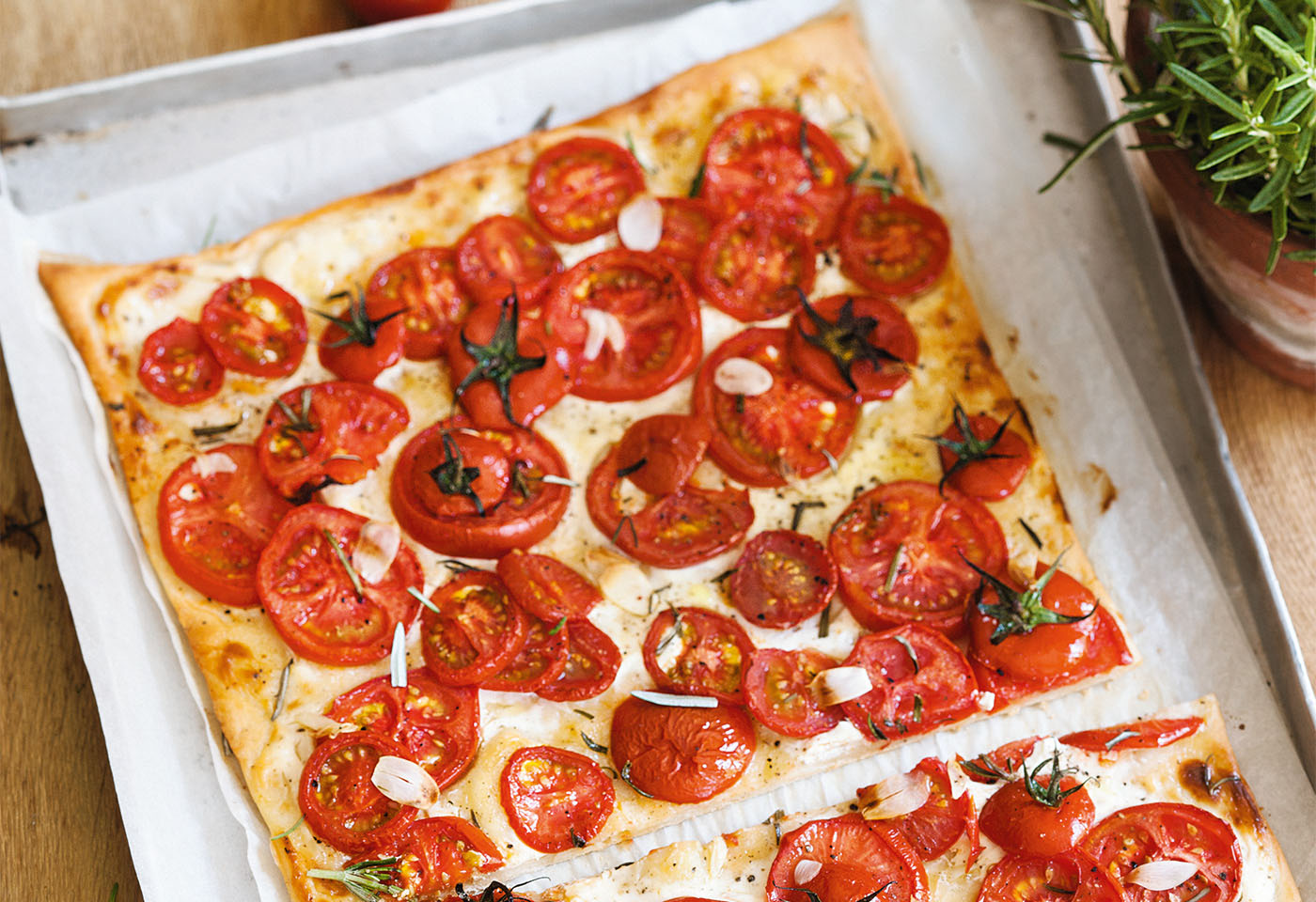 Tomatenpizza Mit Knoblauch Und Rosmarin Frisch Gekocht