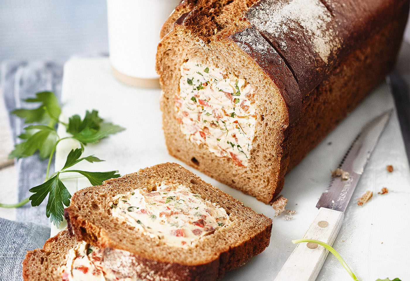 Gefülltes Brot mit Paprika-Frischkäse Foto: © Monika Schuerle