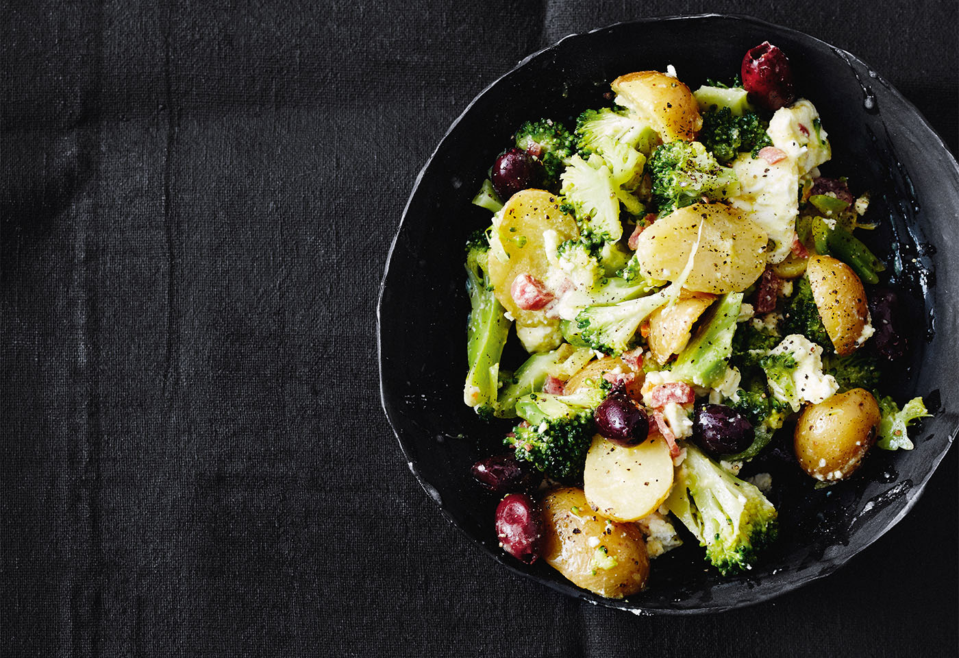 Erdäpfel-Brokkoli-Salat mit Cabanossi und Oliven | Frisch Gekocht