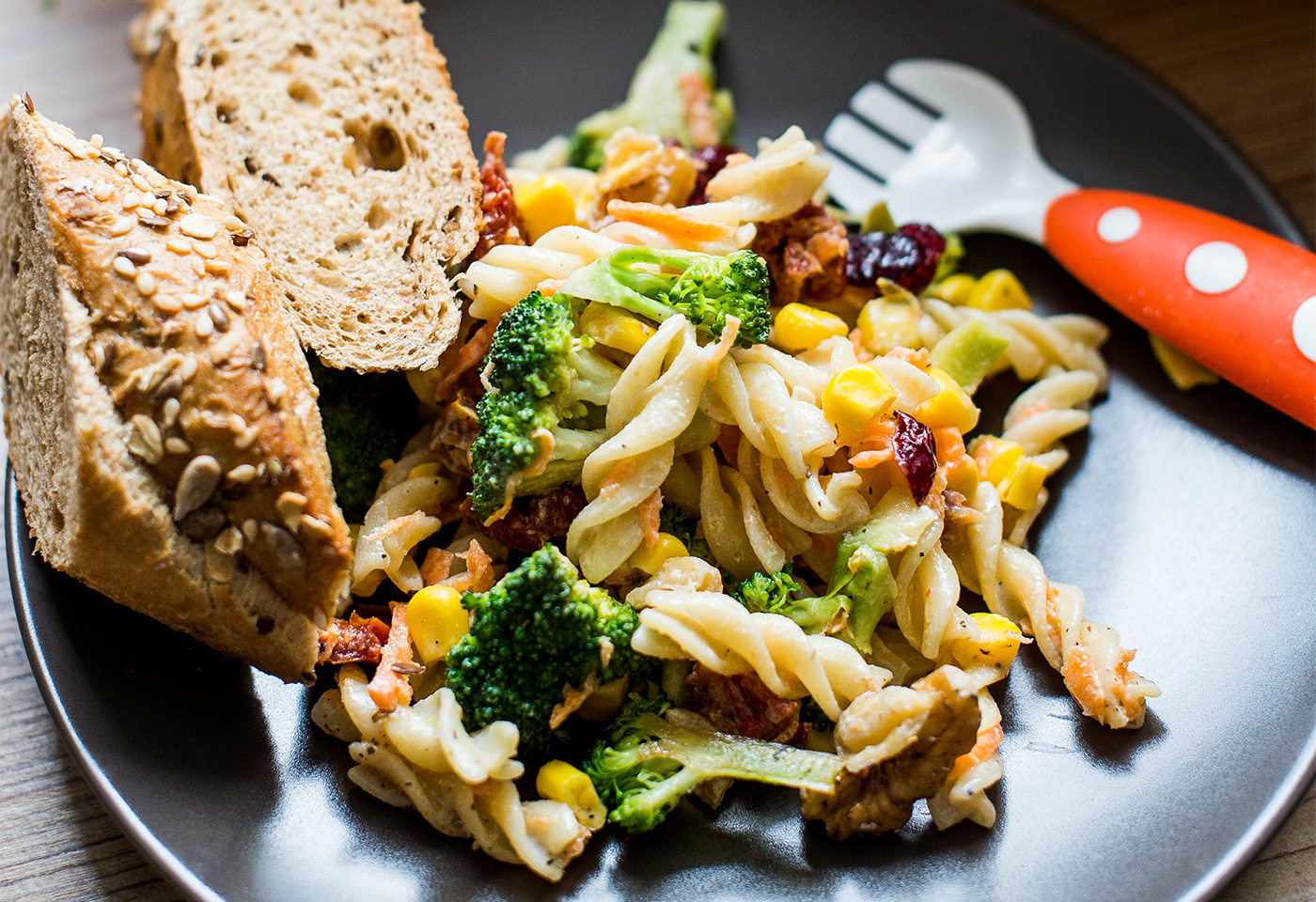 Nudelsalat mit Brokkoli, Mais und Karotten | Frisch Gekocht