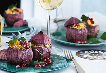 Gefüllte rote Zwiebeln mit Mandel-Couscous und Granatapfelkernen Foto: © Monika Schuerle