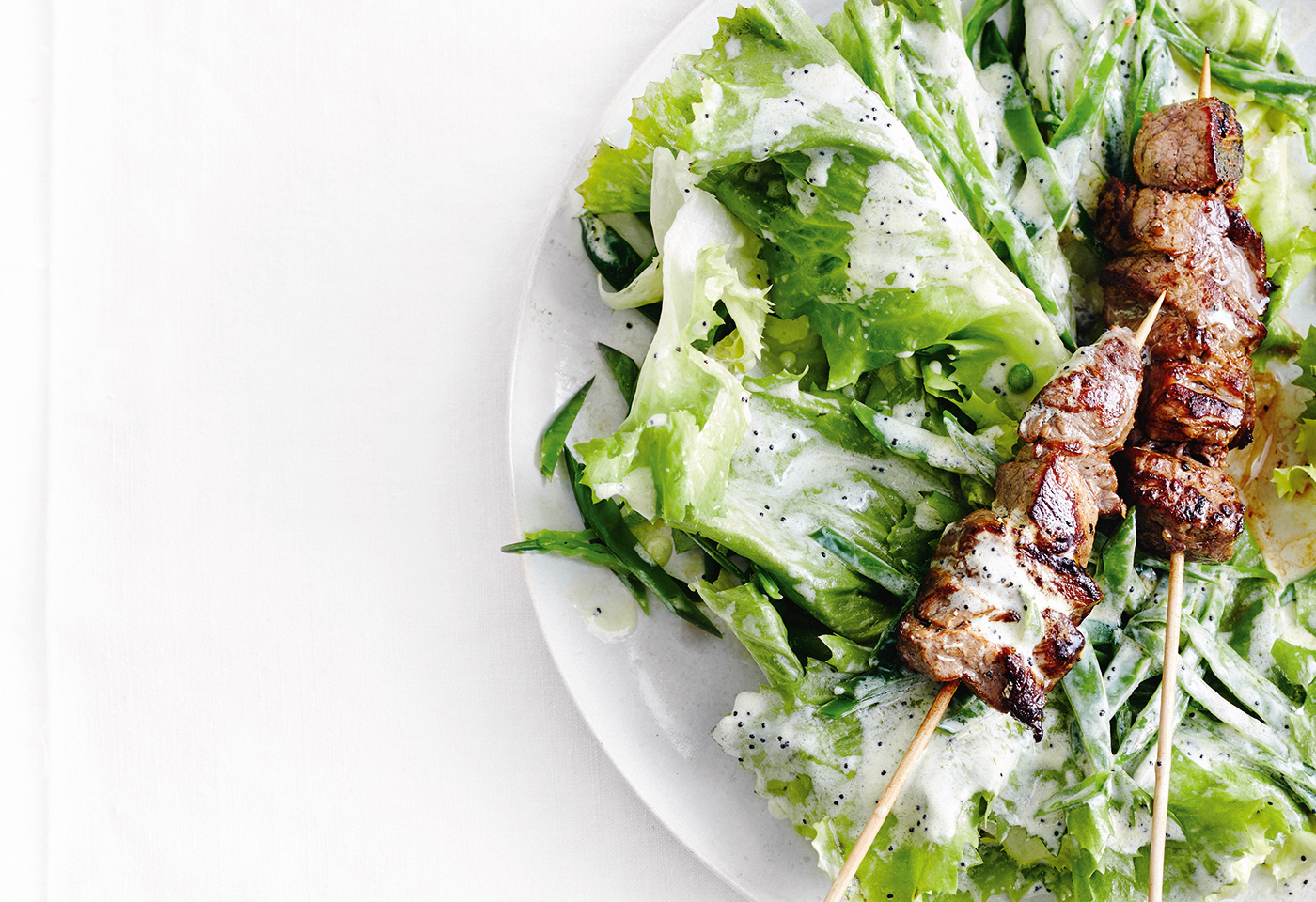 Salat mit Fleischspießen und Joghurt-Mohn-Dressing | Frisch Gekocht
