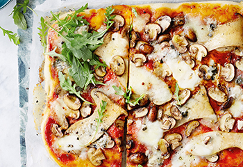 Pilz-Pizza mit Büffelmozzarella und Rucola Foto: © Janne Peters