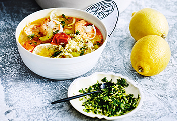 Garnelen-Tomaten-Suppe mit Zitronengremolata und Couscous Foto: © Thorsten Suedfels