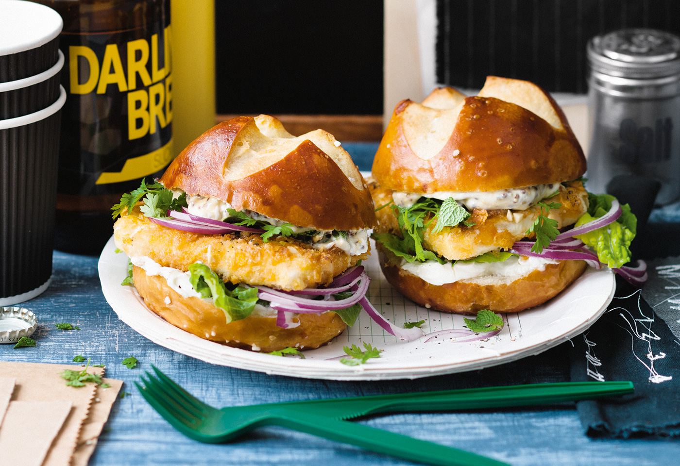 Burger mit paniertem Feta, Senfrahm und Kräutersalat | Frisch Gekocht